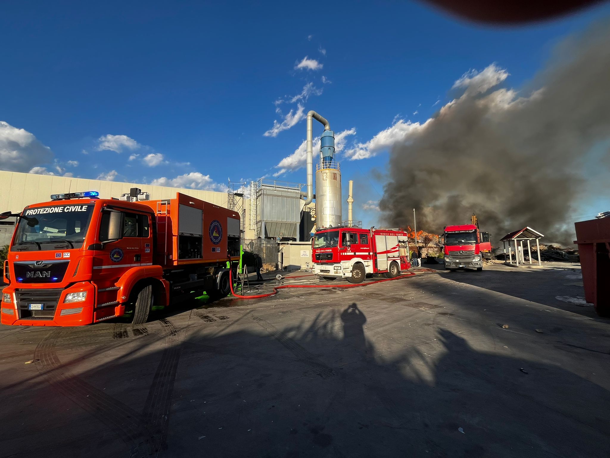 BELPASSO – VASTO INCENDIO A VALCORRENTE: FIAMME IN UNA DITTA DI SMALTIMENTO ELETTRODOMESTICI, PROSEGUONO LE OPERAZIONI DI SPEGNIMENTO. LE FOTO