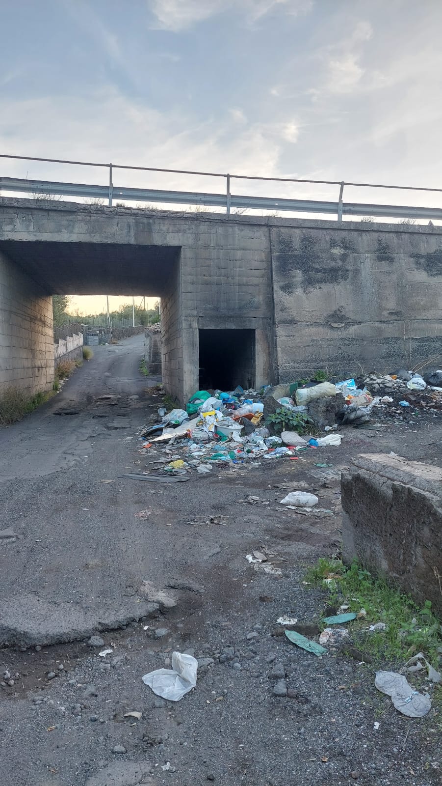 Paternò, emergenza degrado a Scalilli: copertoni e immondizia invadono il sottopasso