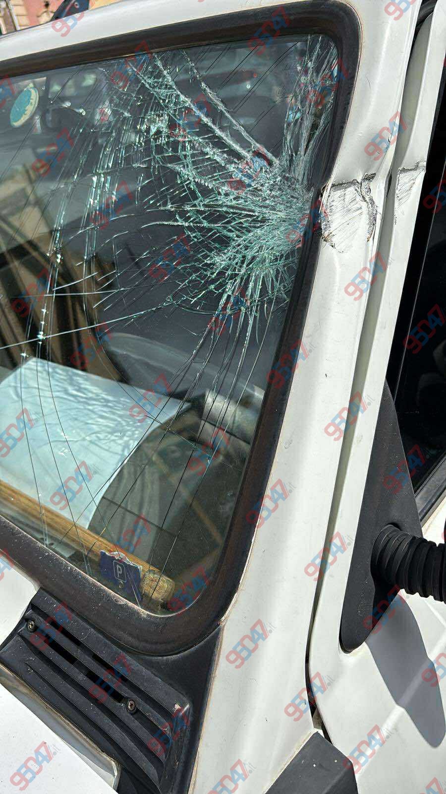 Belpasso, auto urta la sponda di un camion: parabrezza e finestrini distrutti, paura ma conducente illeso