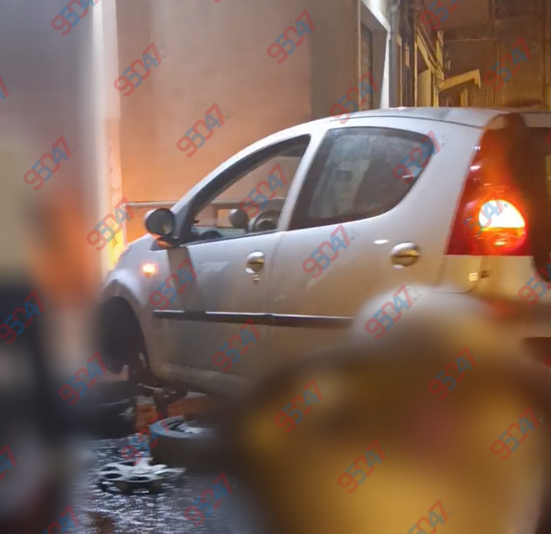 Incidente in serata a Paternò: scontro tra due mezzi in piazza Umberto