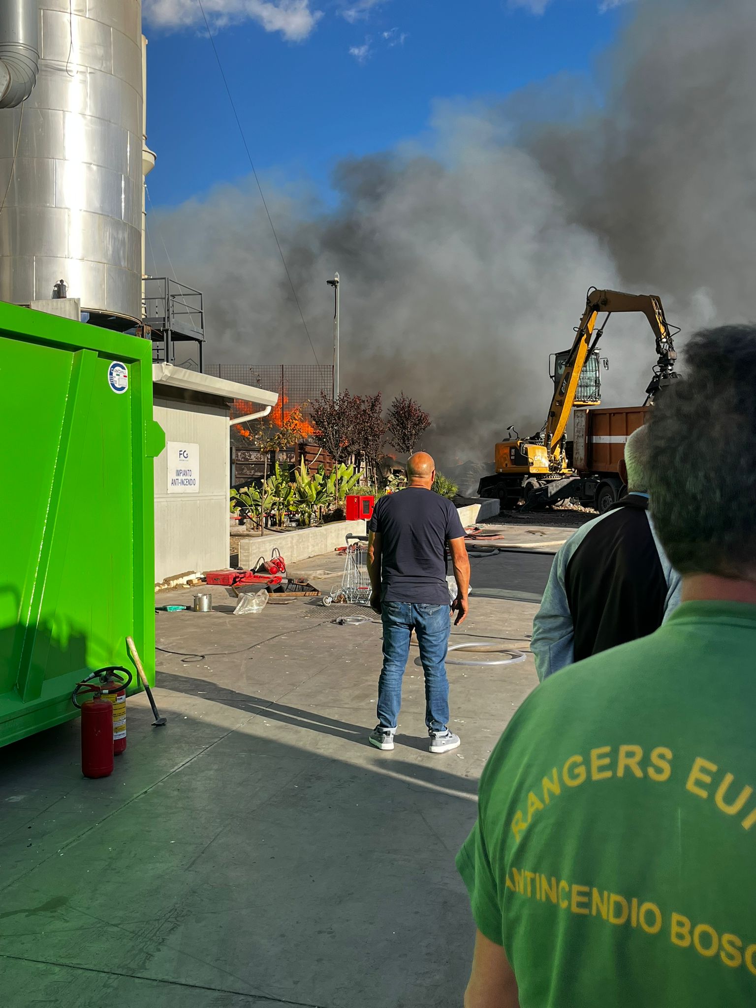BELPASSO – VASTO INCENDIO A VALCORRENTE: FIAMME IN UNA DITTA DI SMALTIMENTO ELETTRODOMESTICI, PROSEGUONO LE OPERAZIONI DI SPEGNIMENTO. LE FOTO