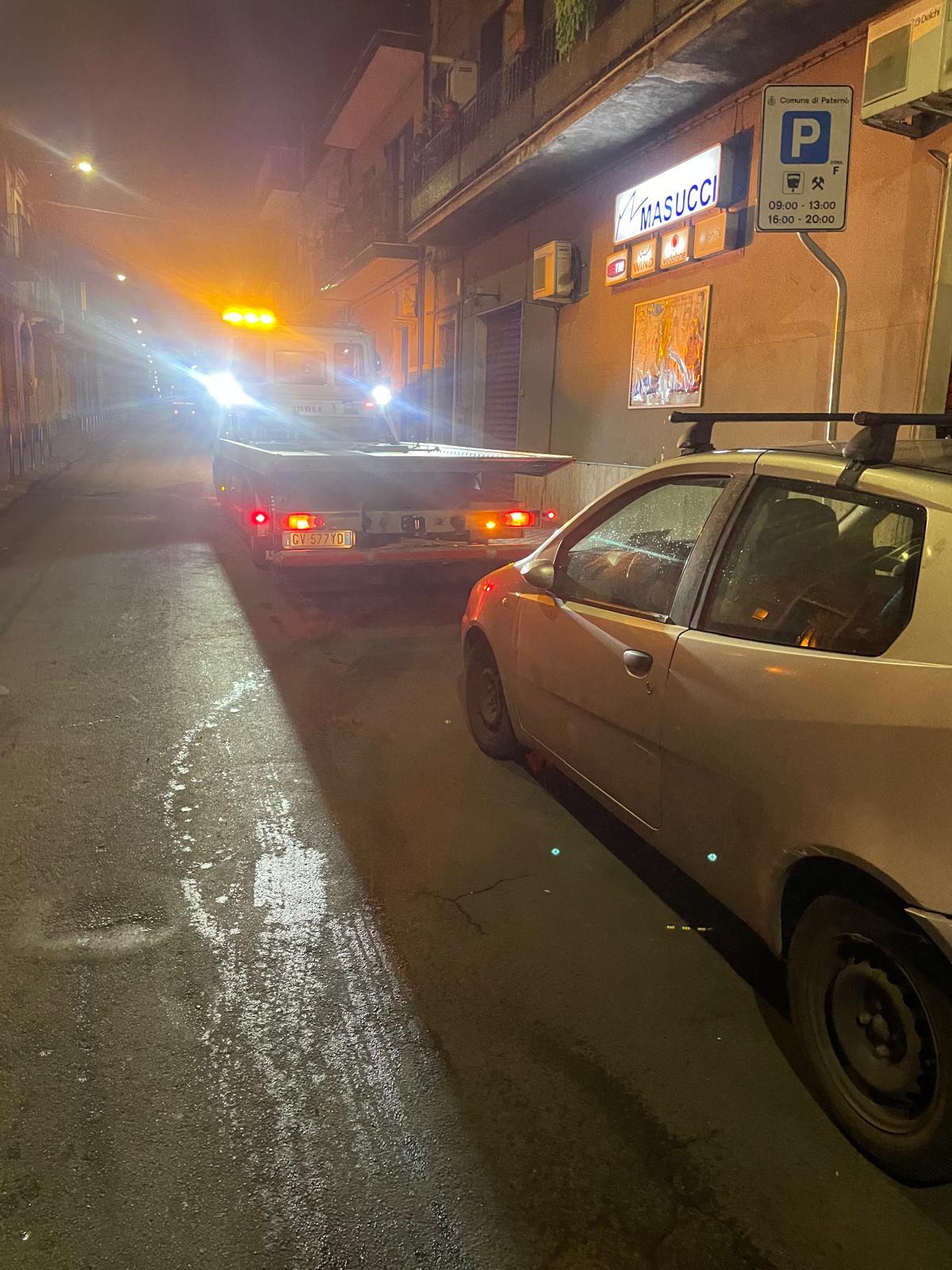 Paternò, multe e rimozioni per lo spazzamento meccanico: 26 veicoli sanzionati tra via Circumvallazione e via Vasta