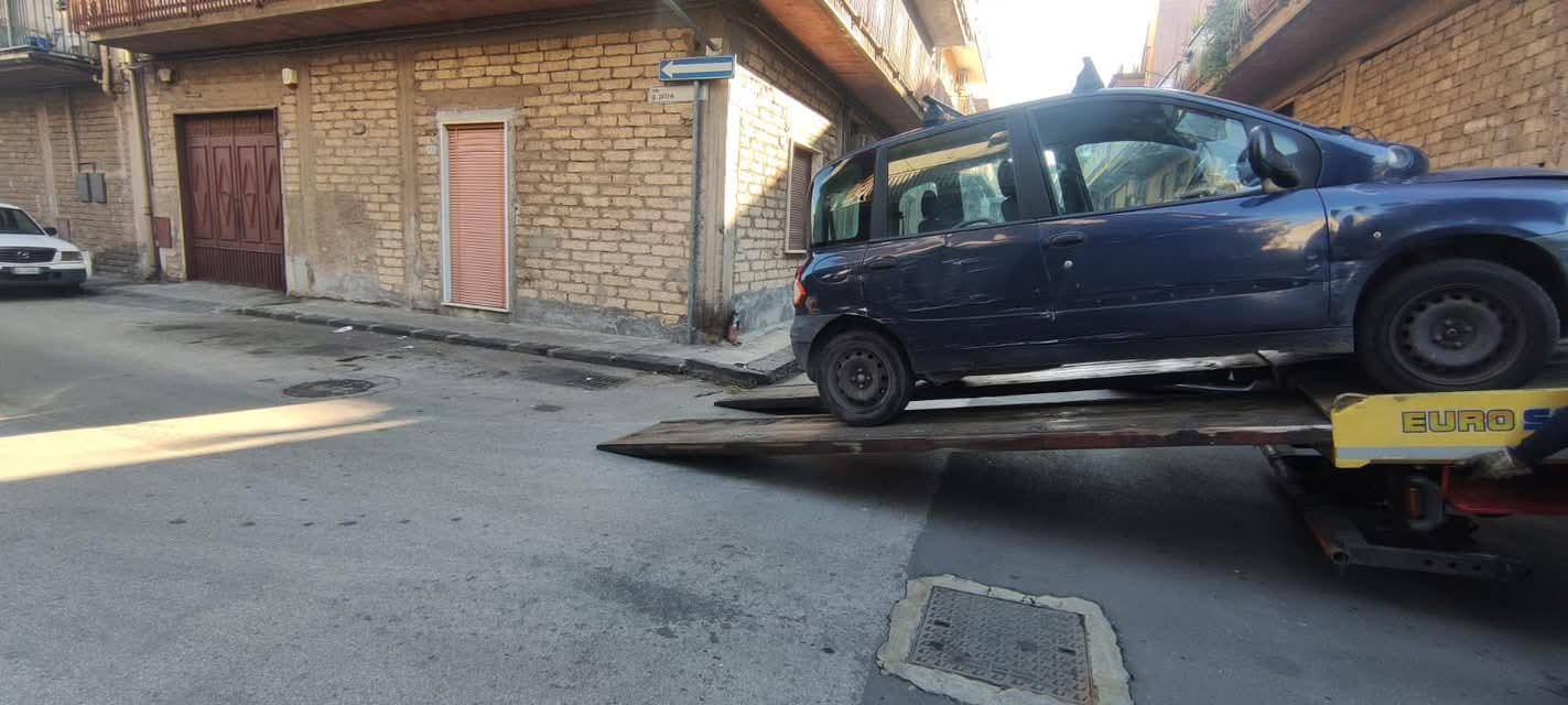 Paternò, prosegue l’operazione anti-auto abbandonate: 125 veicoli rimossi e sanzioni per oltre 6 mila euro
