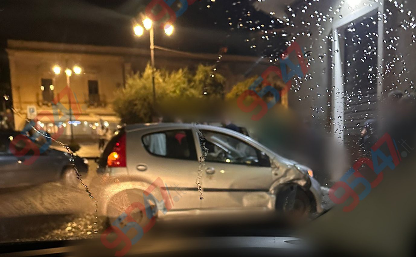 Incidente in serata a Paternò: scontro tra due mezzi in piazza Umberto