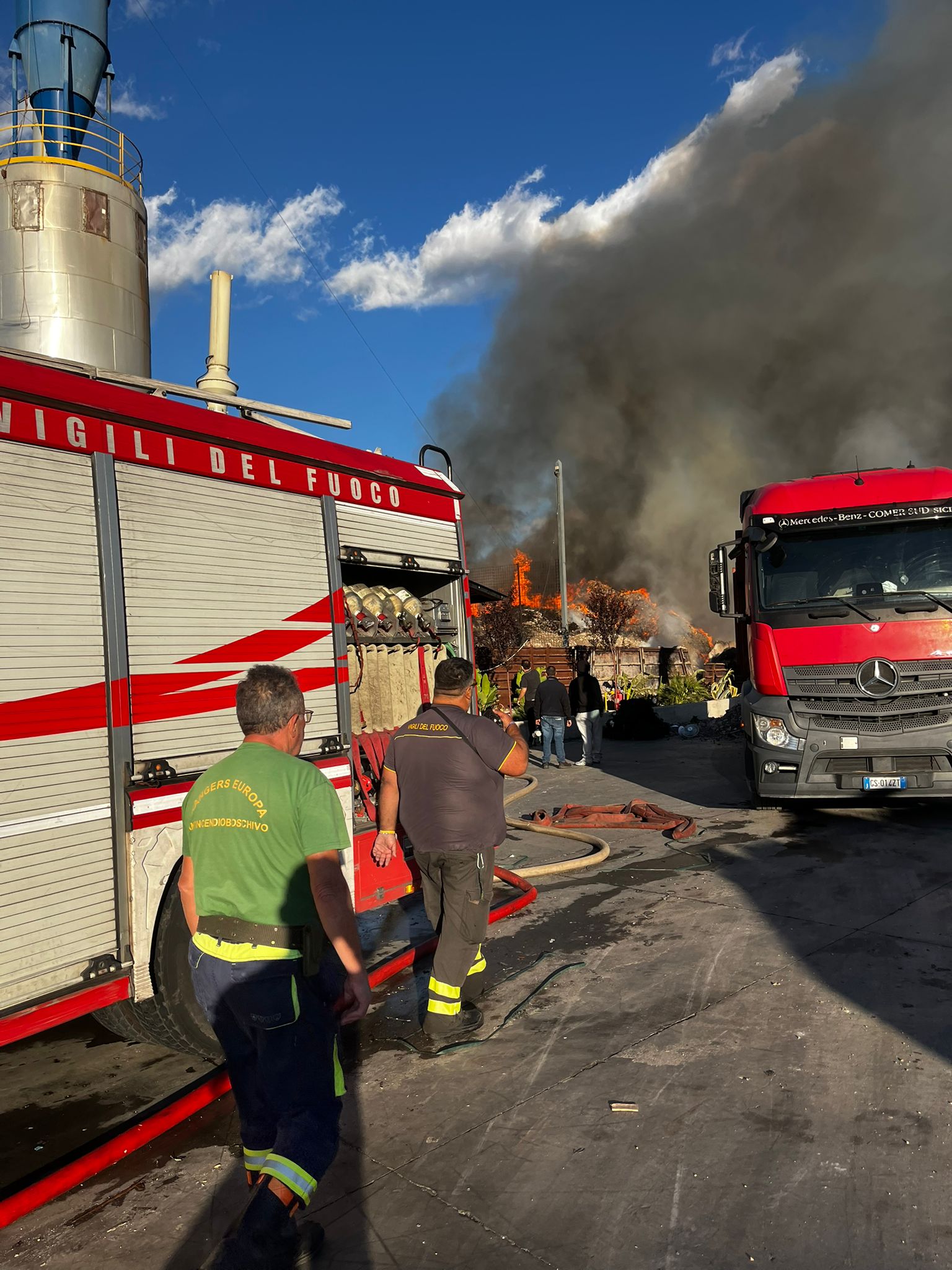 BELPASSO – VASTO INCENDIO A VALCORRENTE: FIAMME IN UNA DITTA DI SMALTIMENTO ELETTRODOMESTICI, PROSEGUONO LE OPERAZIONI DI SPEGNIMENTO. LE FOTO