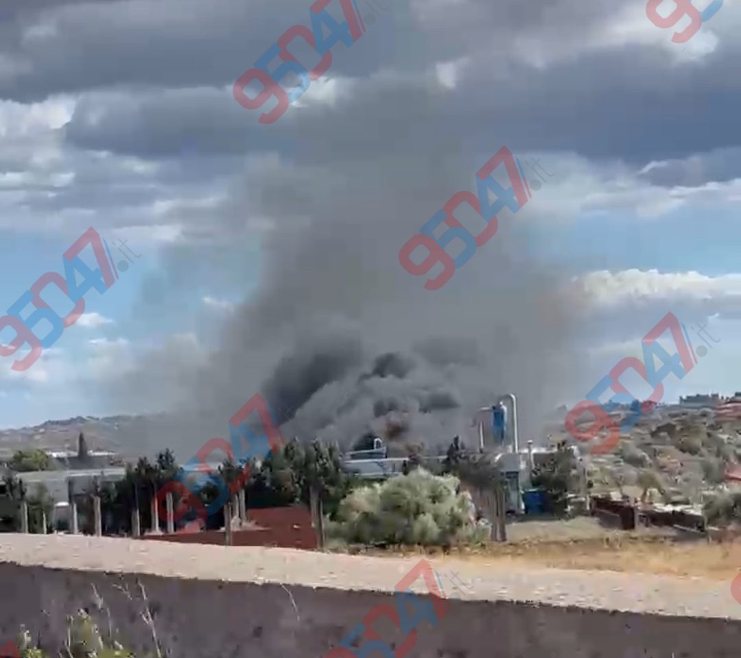 BELPASSO. Incendio in  un capannone di rifiuti speciali, nube nero  visibile da lontano sul posto i Vigili del Fuoco