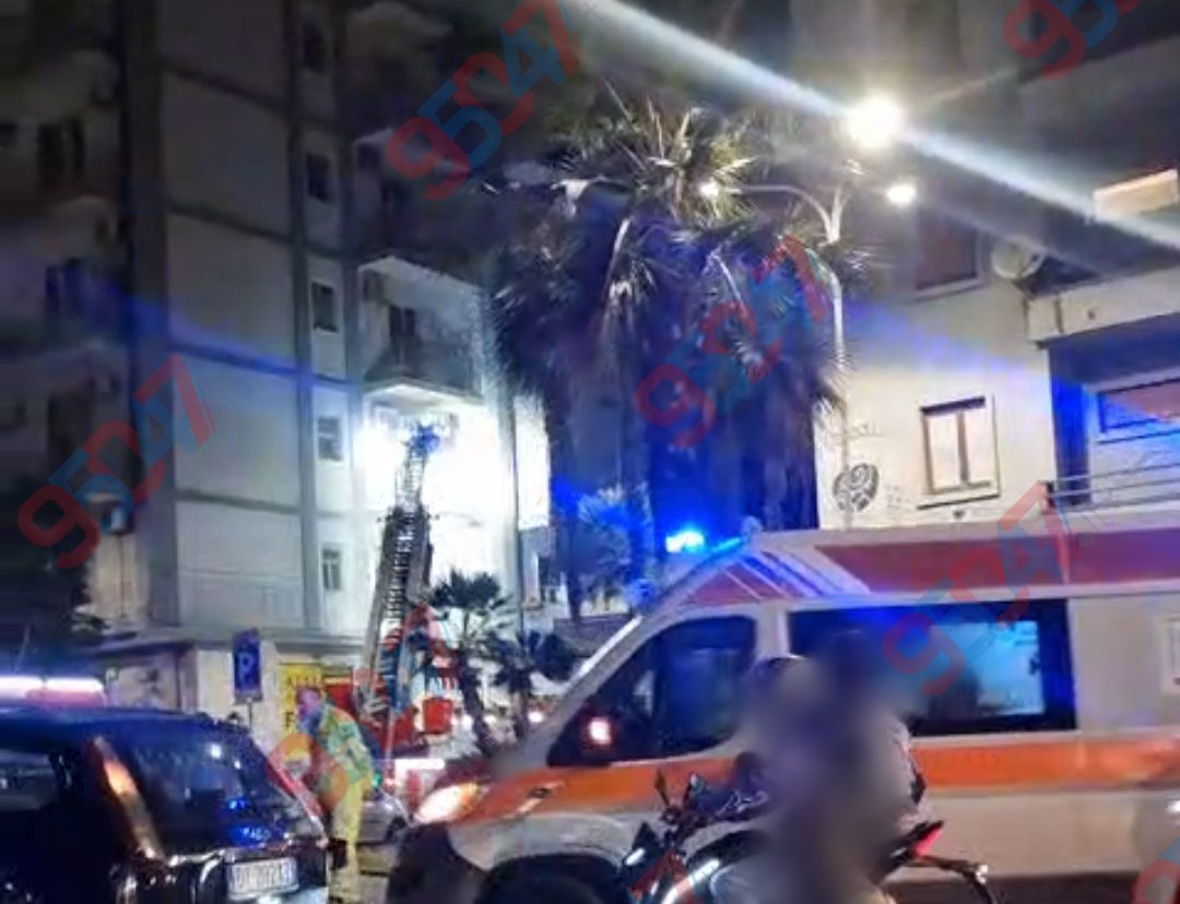 Paura a Catania: fiamme in un appartamento a Piazza Galatea, Vigili del Fuoco, ambulanze e Polizia in azione