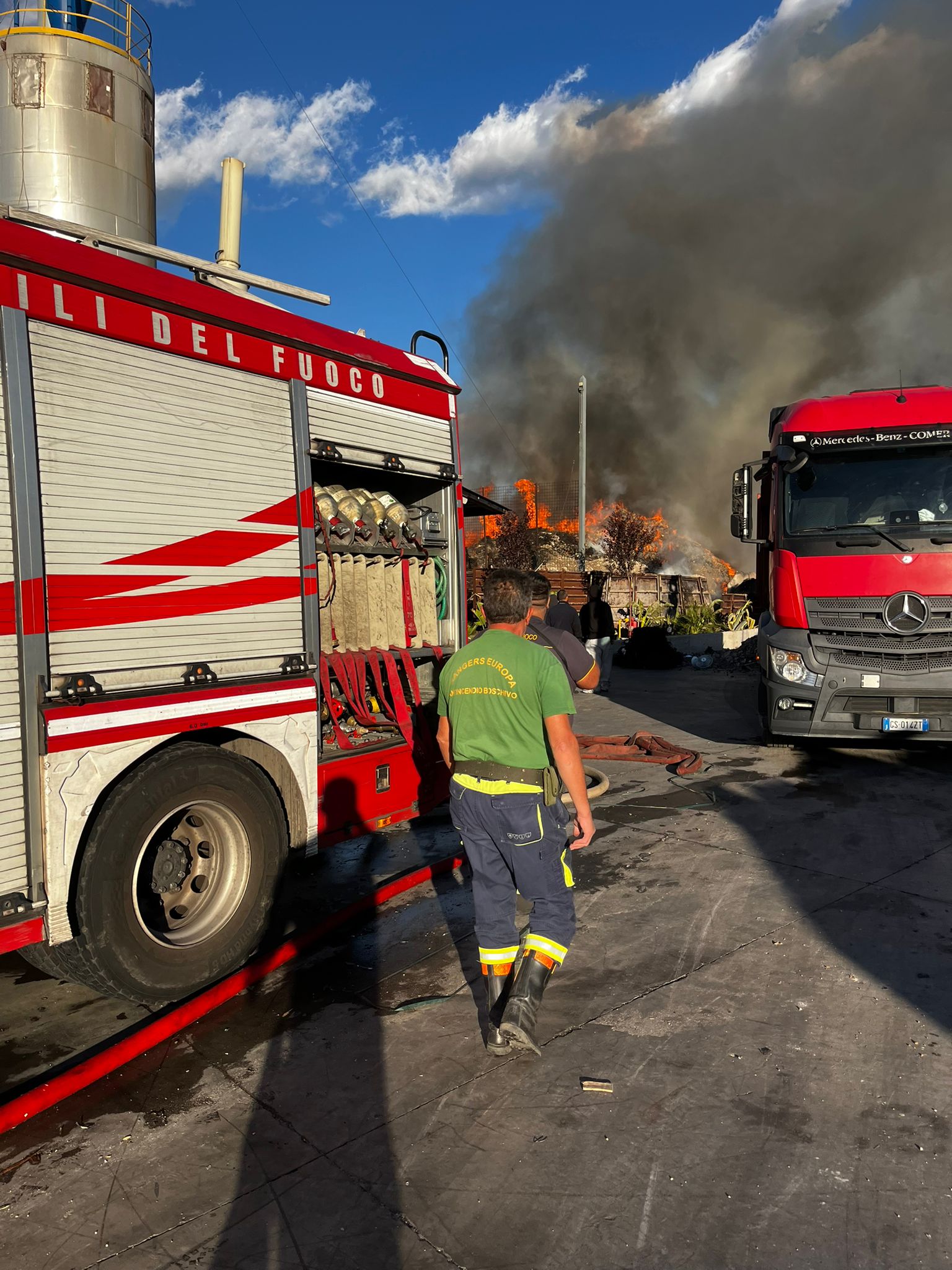 BELPASSO – VASTO INCENDIO A VALCORRENTE: FIAMME IN UNA DITTA DI SMALTIMENTO ELETTRODOMESTICI, PROSEGUONO LE OPERAZIONI DI SPEGNIMENTO. LE FOTO