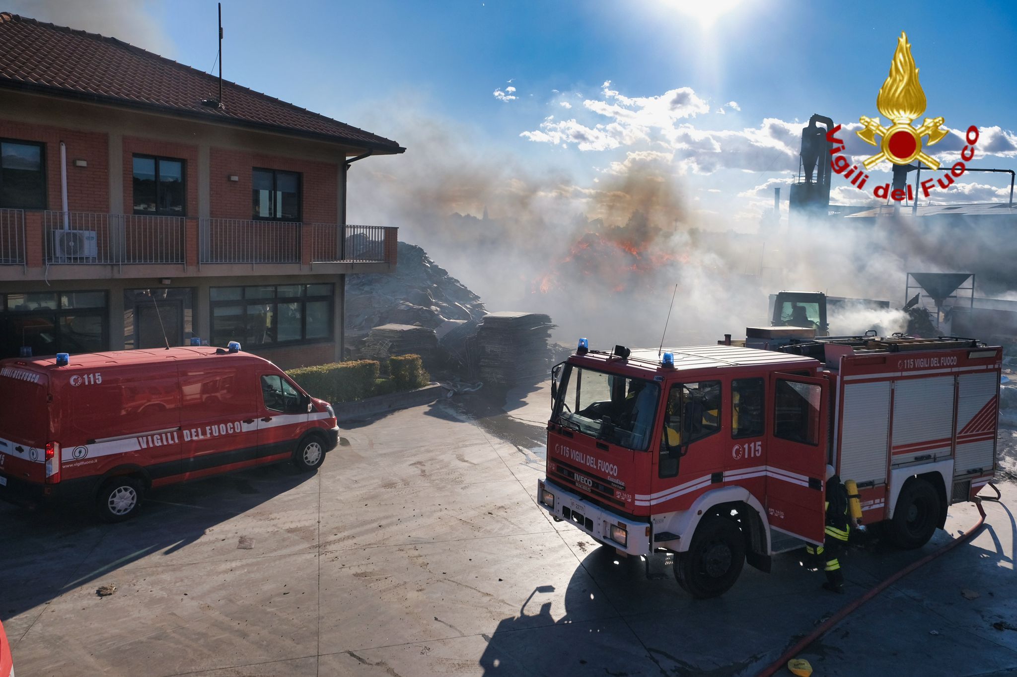 BELPASSO – VASTO INCENDIO A VALCORRENTE: FIAMME IN UNA DITTA DI SMALTIMENTO ELETTRODOMESTICI, PROSEGUONO LE OPERAZIONI DI SPEGNIMENTO. LE FOTO