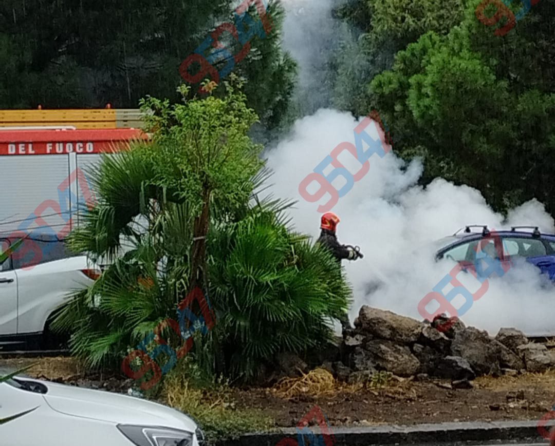 Paternò, due auto in fiamme in poche ore: un caso sospetto di dolo e un corto circuito