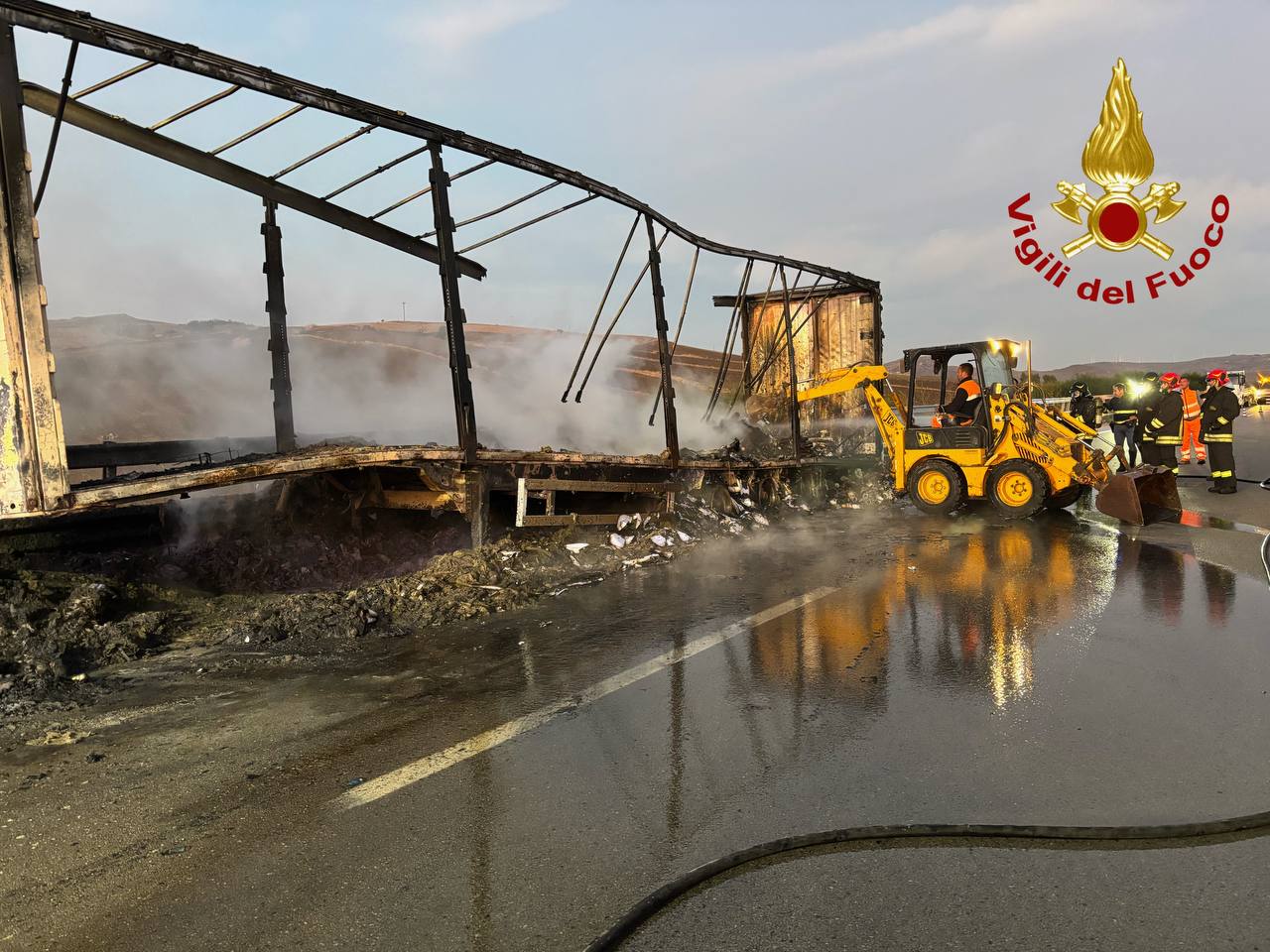 Tir prende fuoco sulla Palermo–Catania: traffico bloccato all’alba