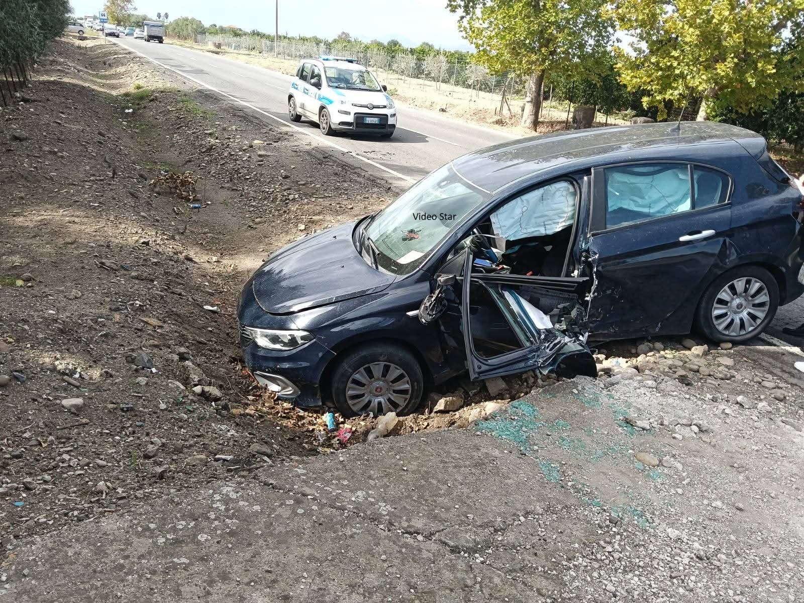 Grave incidente sulla SS192 in territorio di Paternò: auto finisce in un fossato, tre feriti. Una donna trasportata in elisoccorso al Cannizzaro