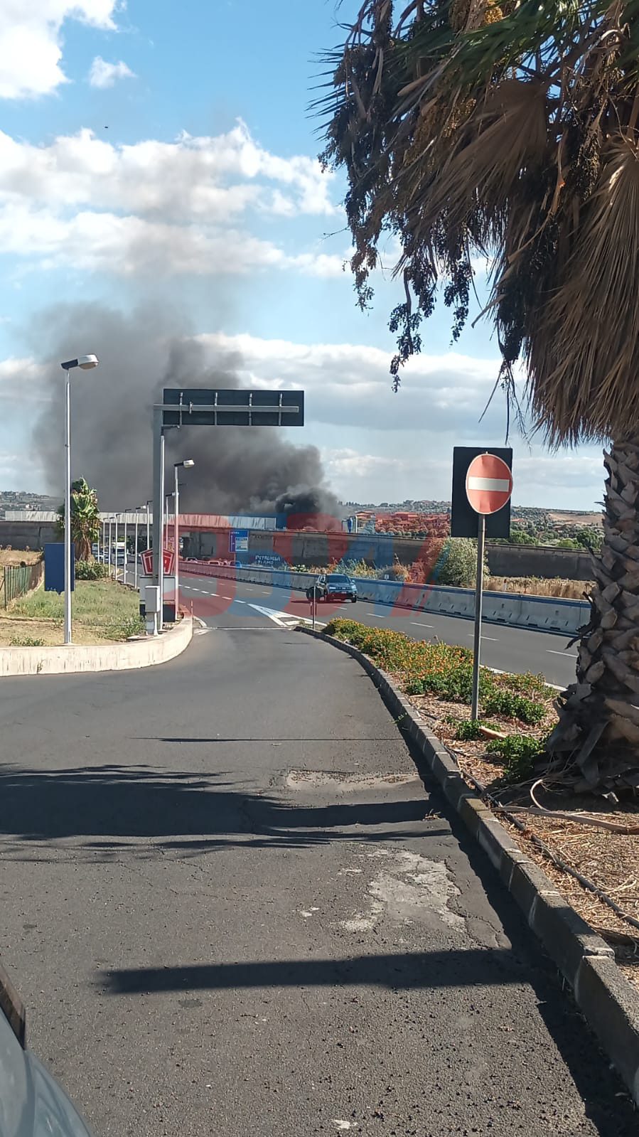 BELPASSO – VASTO INCENDIO A VALCORRENTE: FIAMME IN UNA DITTA DI SMALTIMENTO ELETTRODOMESTICI, PROSEGUONO LE OPERAZIONI DI SPEGNIMENTO. LE FOTO