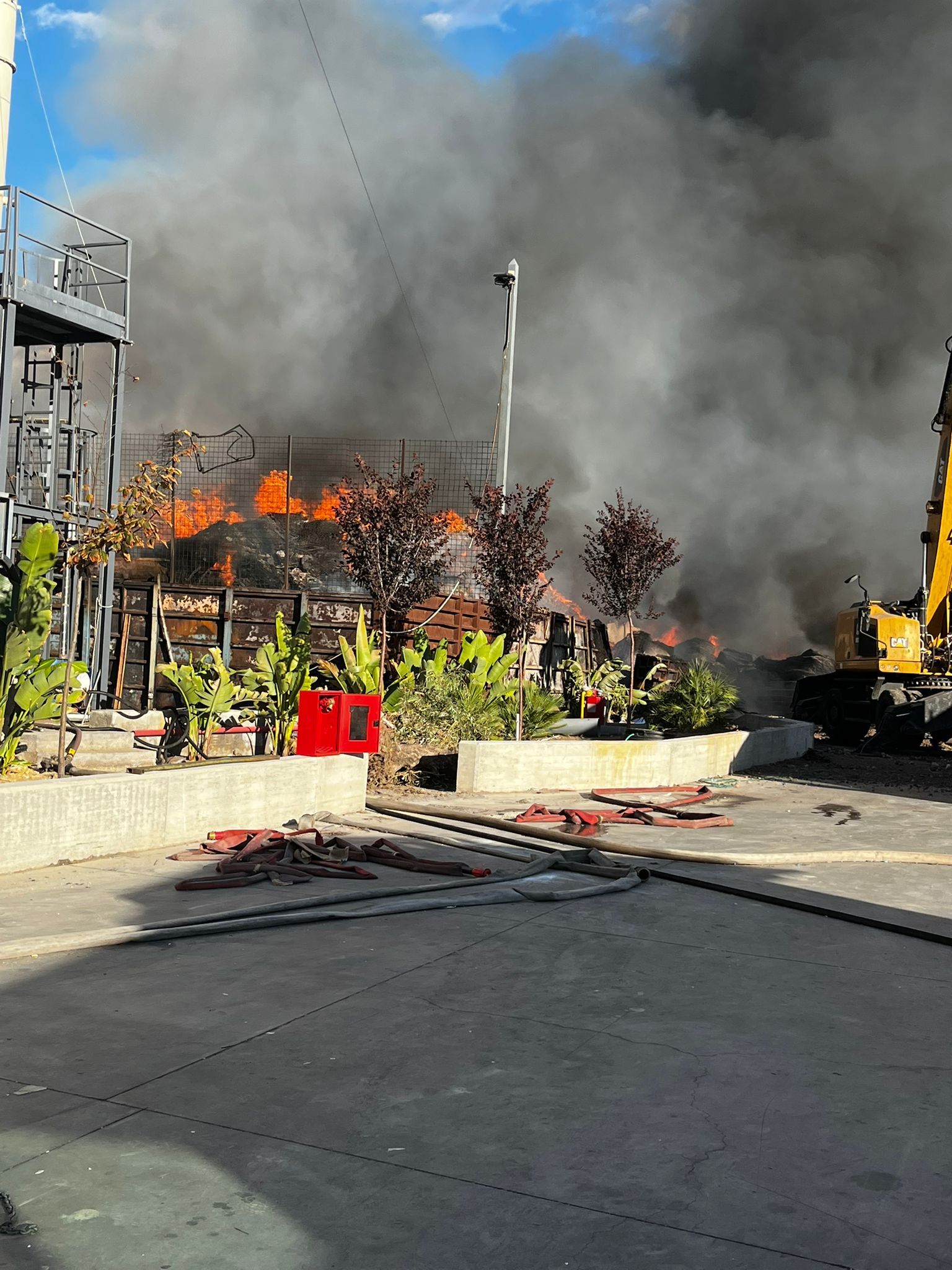 BELPASSO – VASTO INCENDIO A VALCORRENTE: FIAMME IN UNA DITTA DI SMALTIMENTO ELETTRODOMESTICI, PROSEGUONO LE OPERAZIONI DI SPEGNIMENTO. LE FOTO