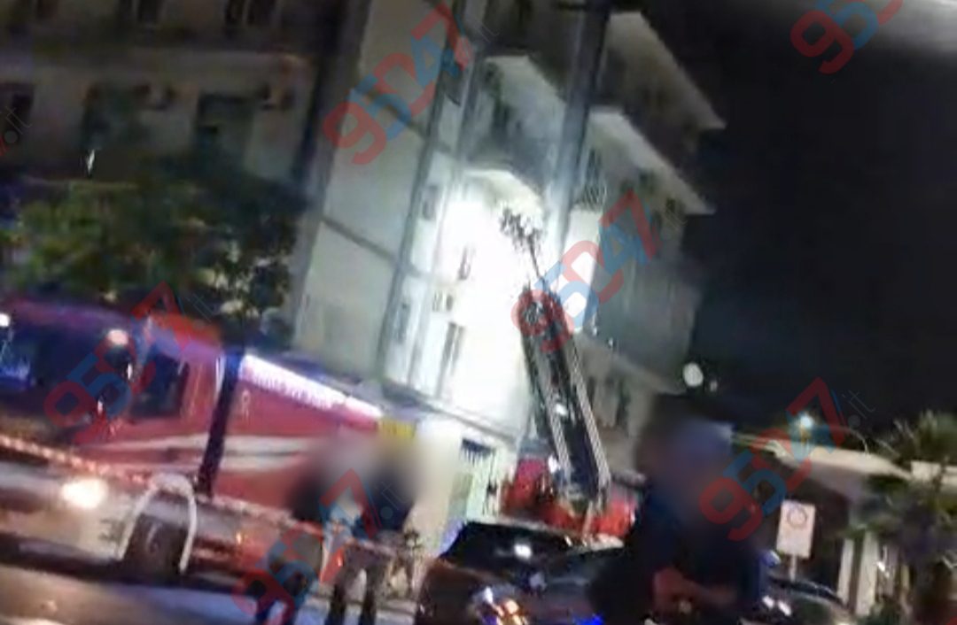 Paura a Catania: fiamme in un appartamento a Piazza Galatea, Vigili del Fuoco, ambulanze e Polizia in azione