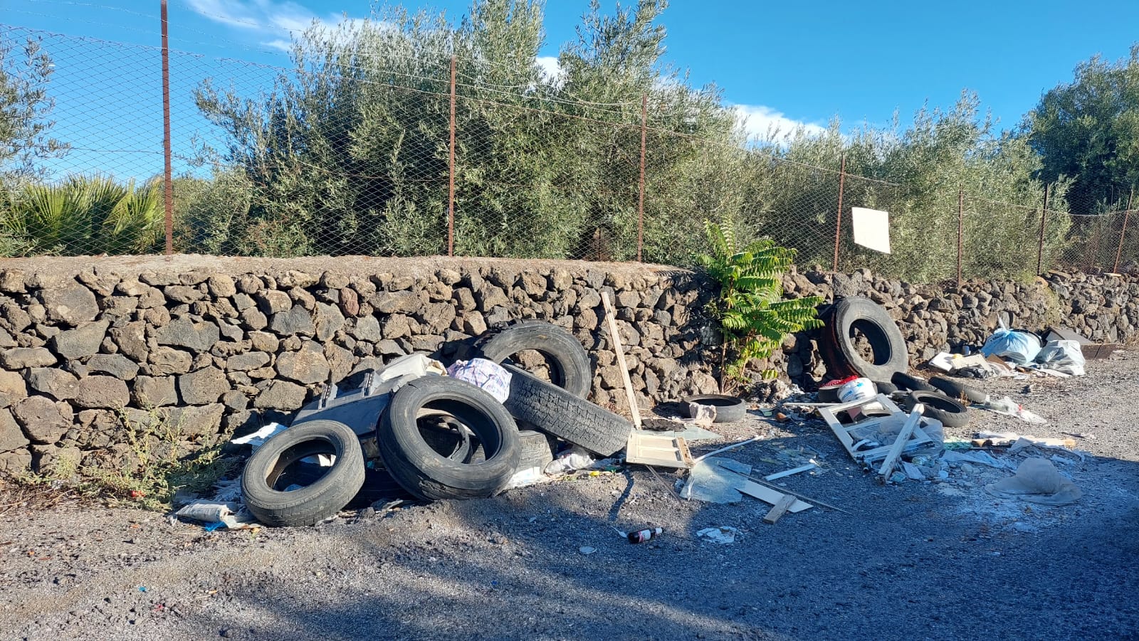 Paternò, emergenza degrado a Scalilli: copertoni e immondizia invadono il sottopasso