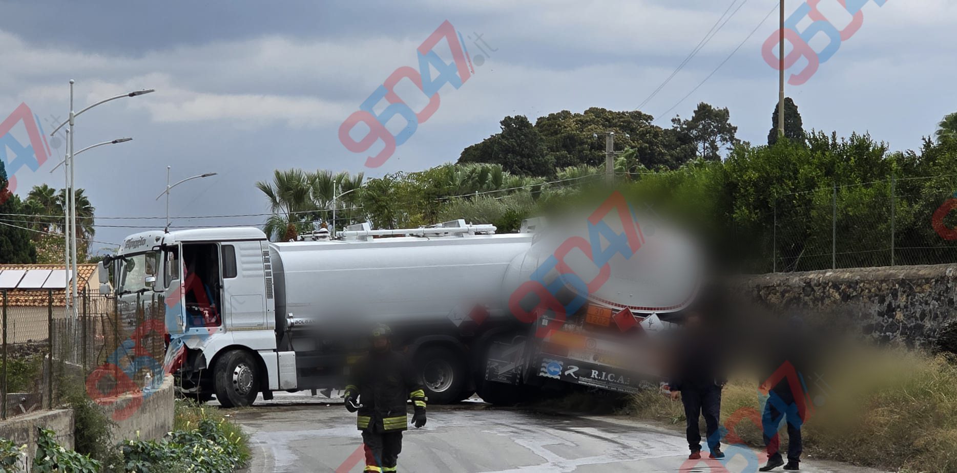 Paternò, paura in contrada Gianferrante: camion di traverso, travaso carburante e strada chiusa per ore, riaperta alle 19