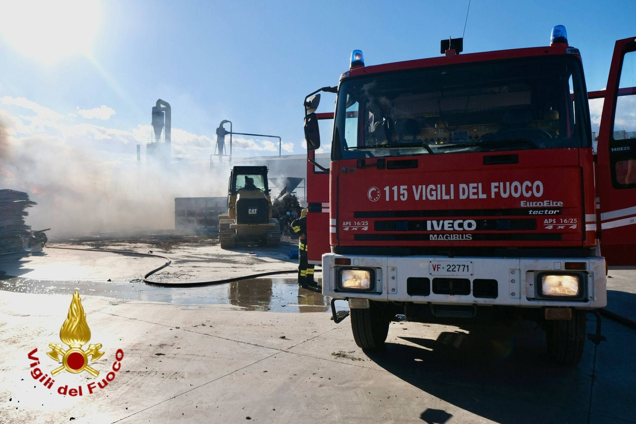 BELPASSO – VASTO INCENDIO A VALCORRENTE: FIAMME IN UNA DITTA DI SMALTIMENTO ELETTRODOMESTICI, PROSEGUONO LE OPERAZIONI DI SPEGNIMENTO. LE FOTO