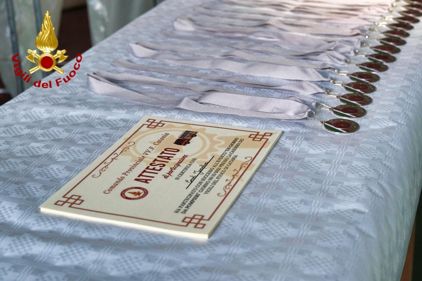 Catania, i Vigili del Fuoco accolgono i ragazzi con disabilità: “Un giorno da pompieri!”