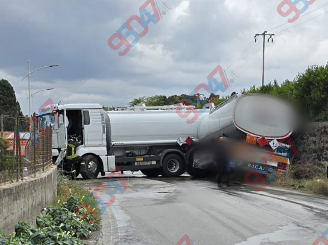 Paternò, autocisterna con carburante finisce di traverso a Gianferrante: strada chiusa. Sul posto Vigili del Fuoco e Polizia Municipale