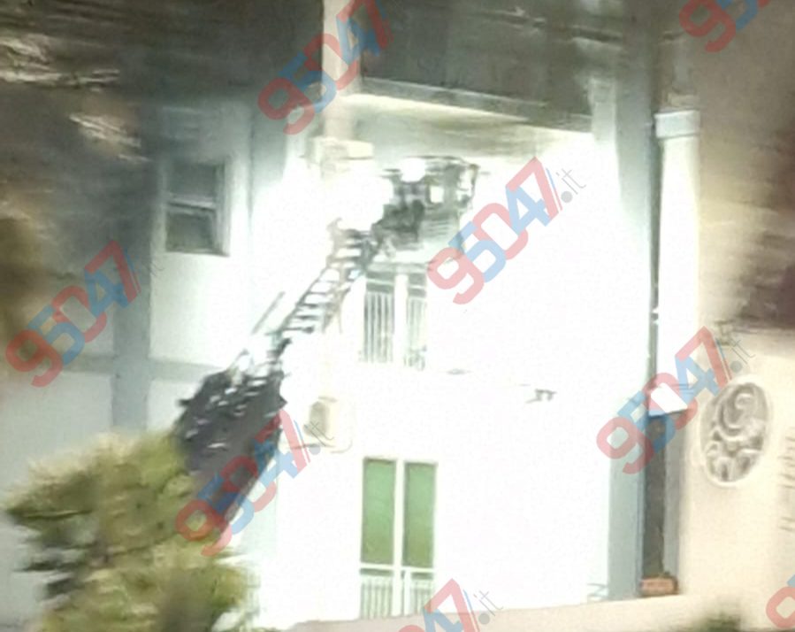Paura a Catania: fiamme in un appartamento a Piazza Galatea, Vigili del Fuoco, ambulanze e Polizia in azione