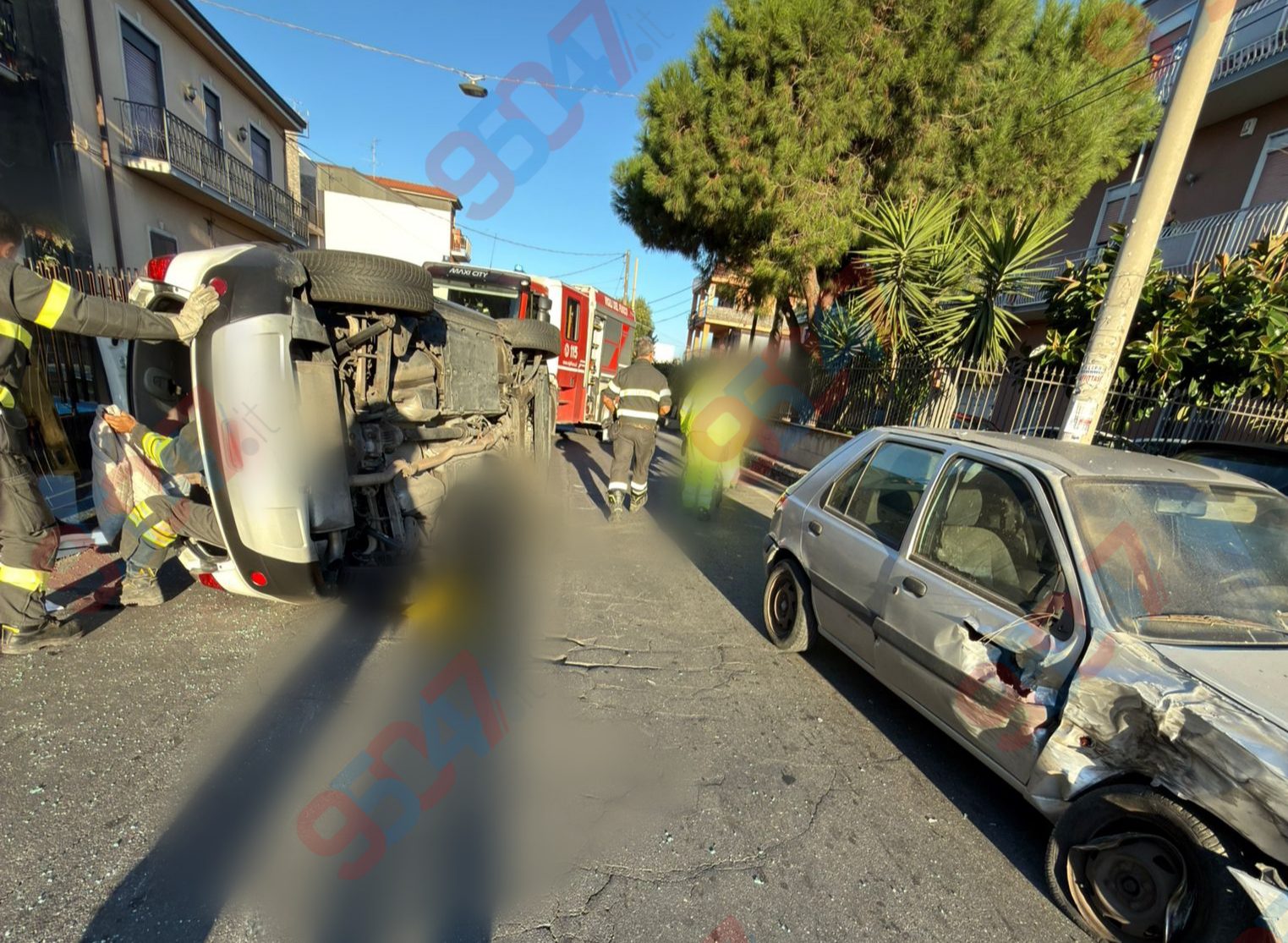 Giornata di paura sulle strade etnee: due auto ribaltate e tre feriti tra Adrano, Piano Tavola e Paternò. LE FOTO