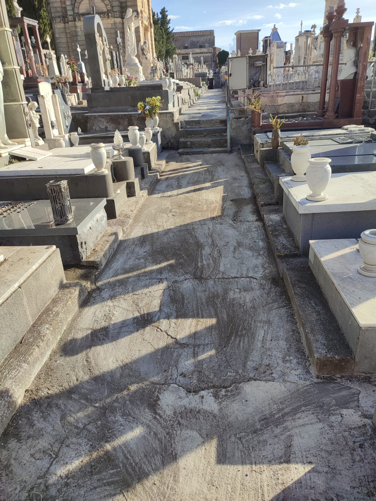 Cimitero Monumentale di Paternò: iniziati i lavori, l’assessore Gulisano annuncia messa in sicurezza e demolizione delle tombe pericolanti