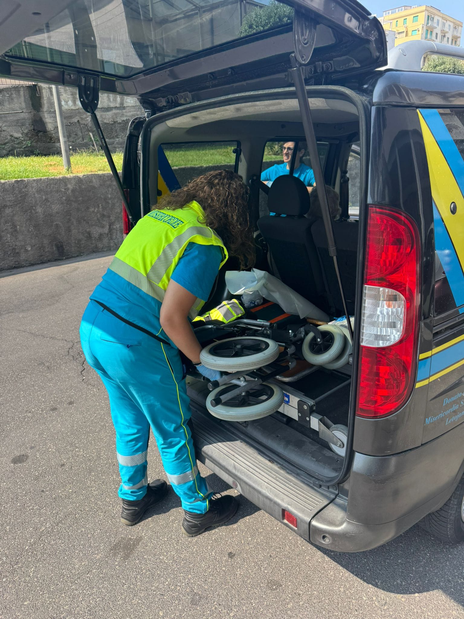 Commemorazione dei Defunti a Paternò: Taxi Solidale della Misericordia su prenotazione. Orari dei cimiteri e viabilità: tutte le info utili