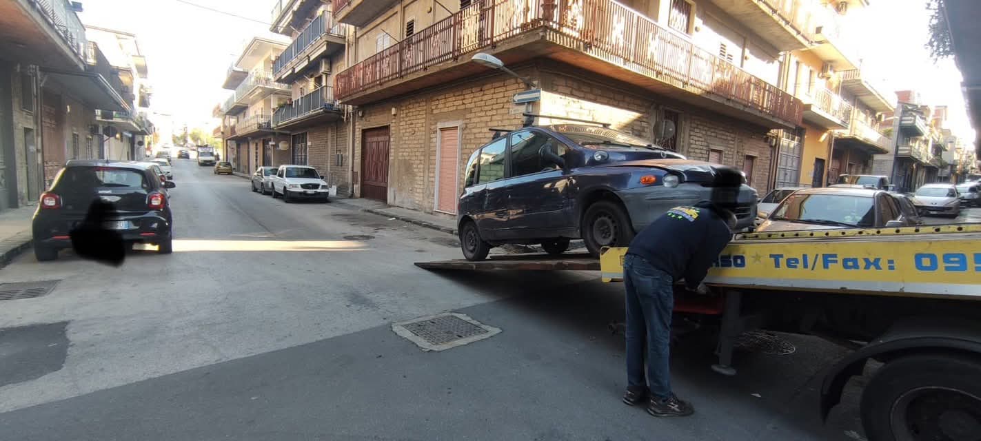 Paternò, prosegue l’operazione anti-auto abbandonate: 125 veicoli rimossi e sanzioni per oltre 6 mila euro