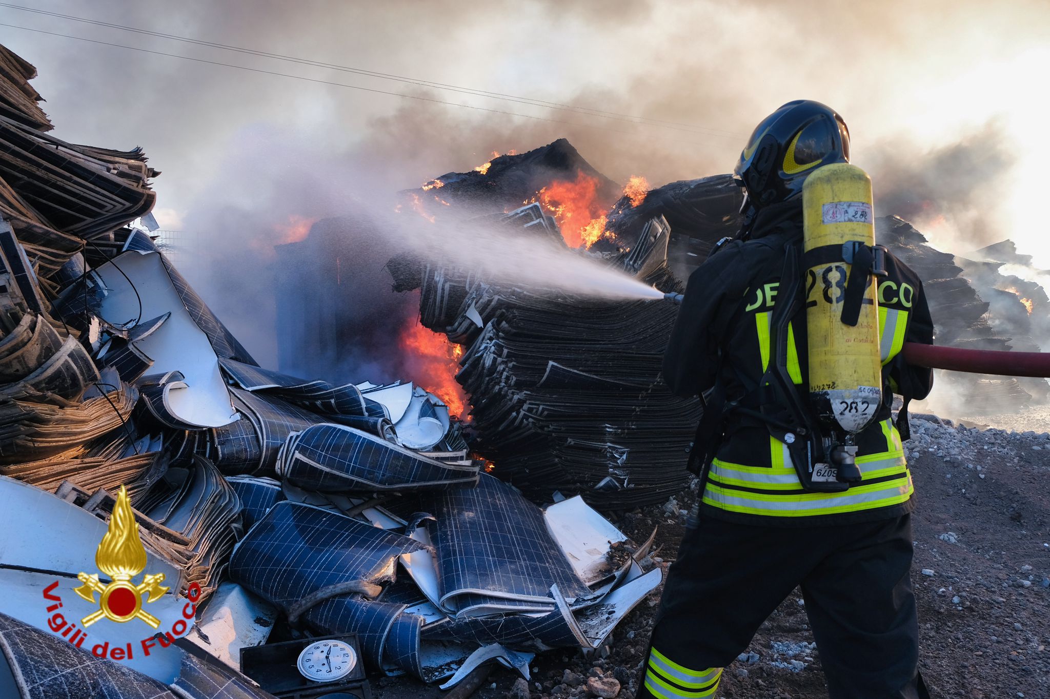 BELPASSO – VASTO INCENDIO A VALCORRENTE: FIAMME IN UNA DITTA DI SMALTIMENTO ELETTRODOMESTICI, PROSEGUONO LE OPERAZIONI DI SPEGNIMENTO. LE FOTO