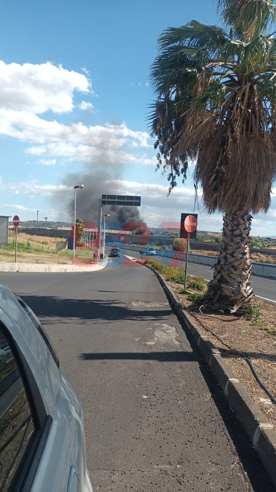 BELPASSO – VASTO INCENDIO A VALCORRENTE: FIAMME IN UNA DITTA DI SMALTIMENTO ELETTRODOMESTICI, PROSEGUONO LE OPERAZIONI DI SPEGNIMENTO. LE FOTO