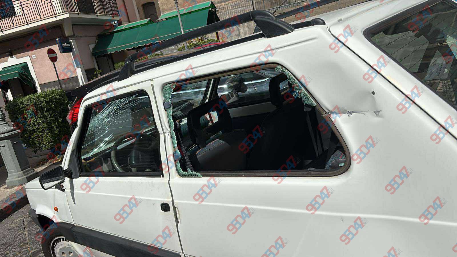 Belpasso, auto urta la sponda di un camion: parabrezza e finestrini distrutti, paura ma conducente illeso