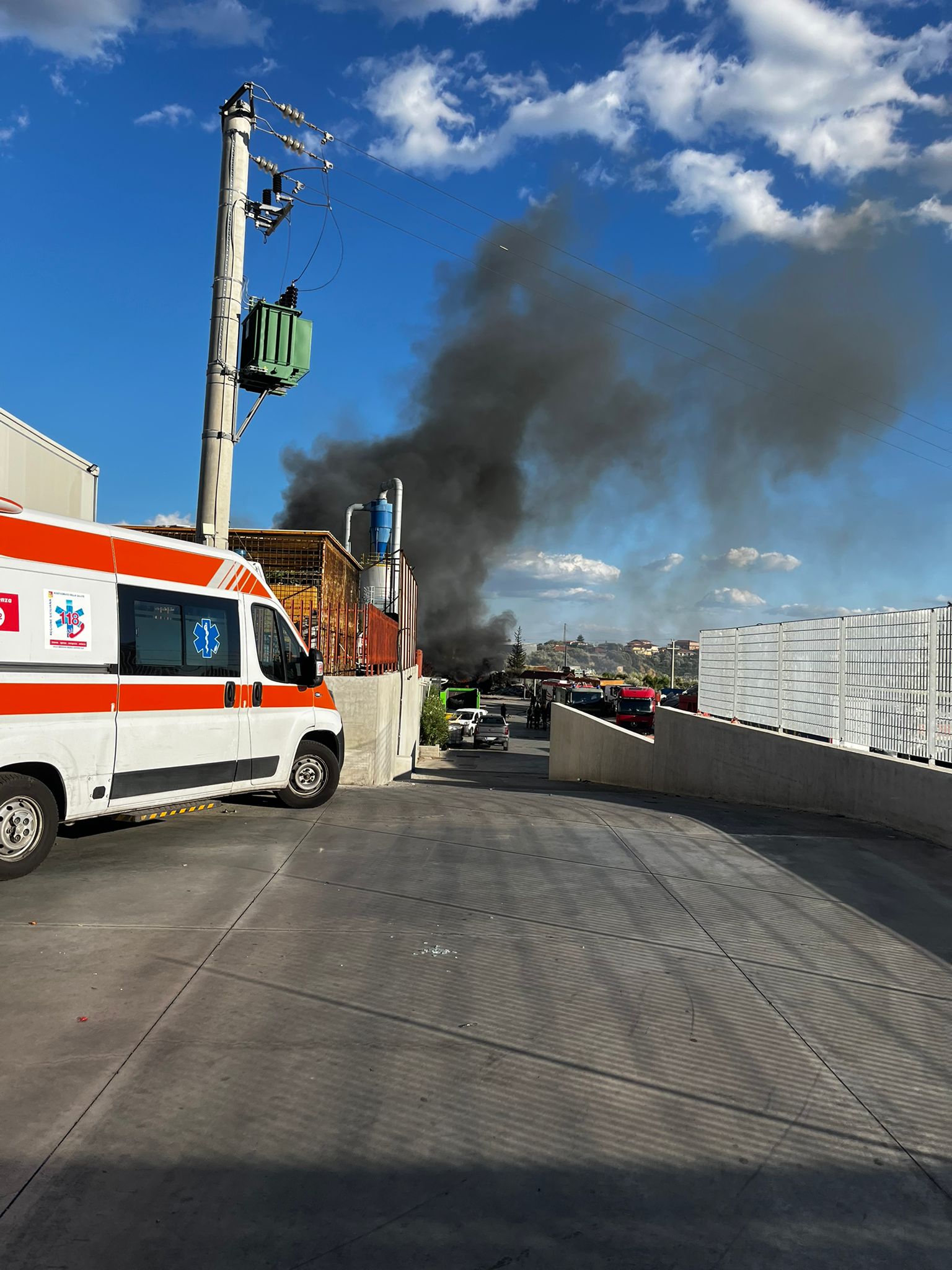 BELPASSO – VASTO INCENDIO A VALCORRENTE: FIAMME IN UNA DITTA DI SMALTIMENTO ELETTRODOMESTICI, PROSEGUONO LE OPERAZIONI DI SPEGNIMENTO. LE FOTO