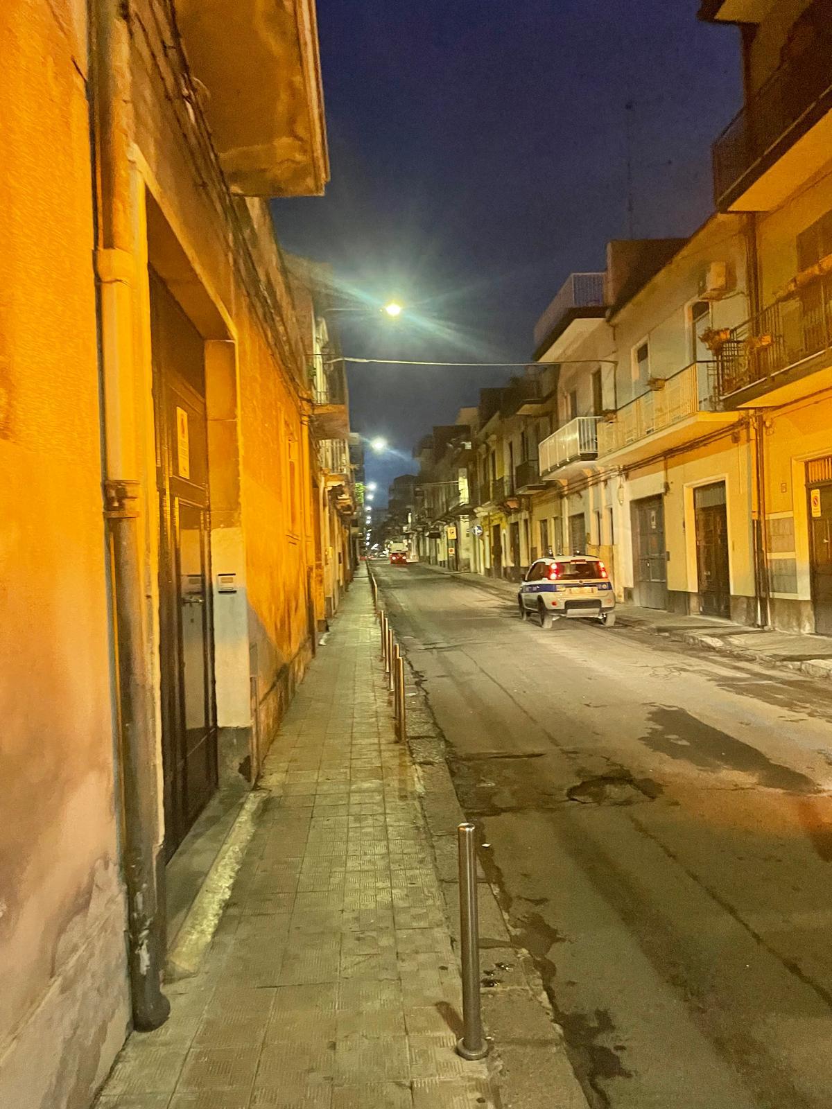 Paternò, multe e rimozioni per lo spazzamento meccanico: 26 veicoli sanzionati tra via Circumvallazione e via Vasta