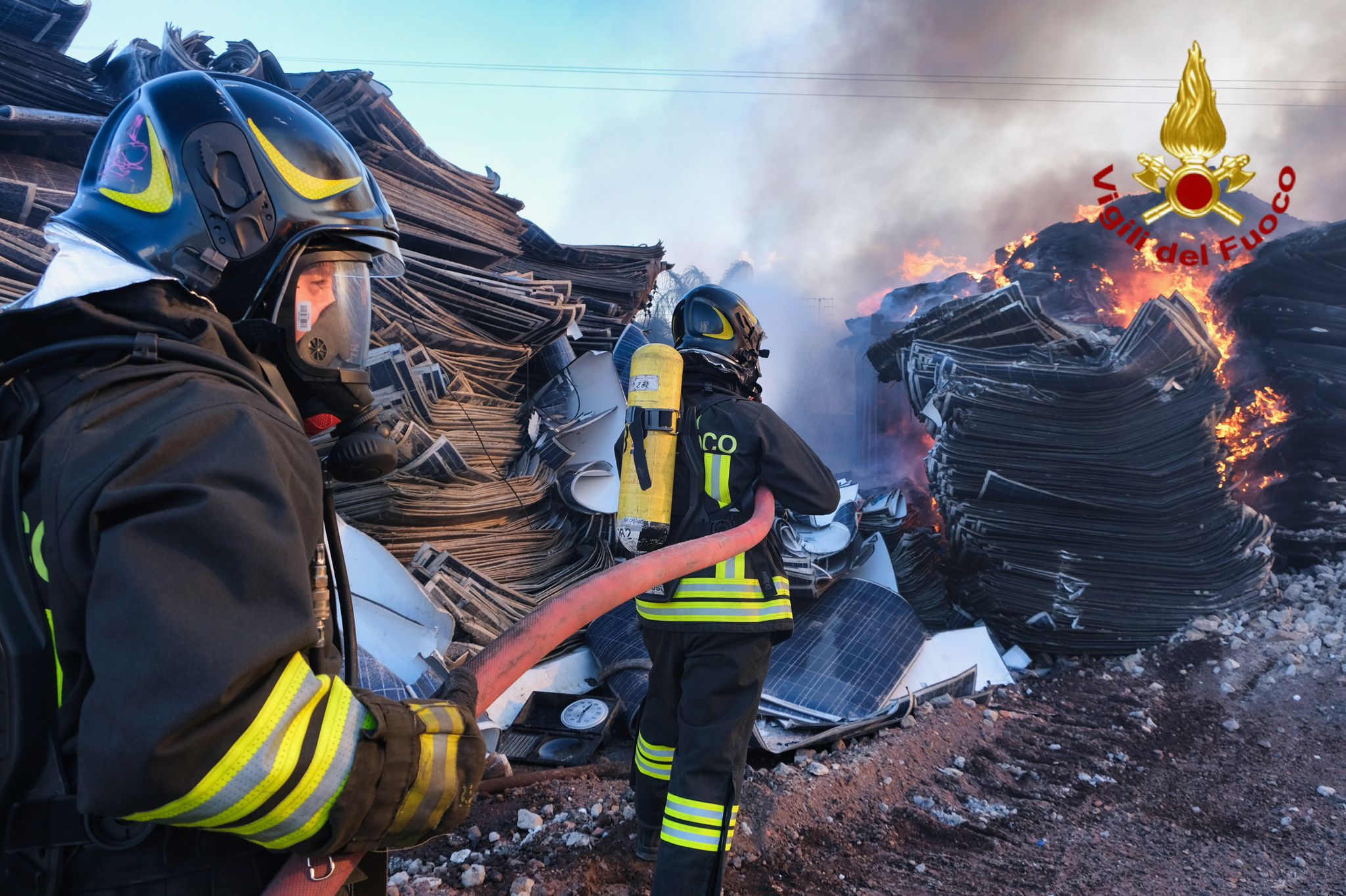 BELPASSO – VASTO INCENDIO A VALCORRENTE: FIAMME IN UNA DITTA DI SMALTIMENTO ELETTRODOMESTICI, PROSEGUONO LE OPERAZIONI DI SPEGNIMENTO. LE FOTO