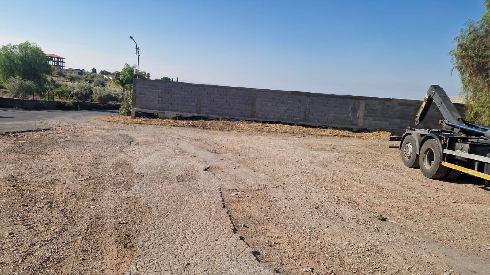 Paternò, piazzale del cimitero nuovo rimesso a nuovo: pulizia straordinaria Dusty