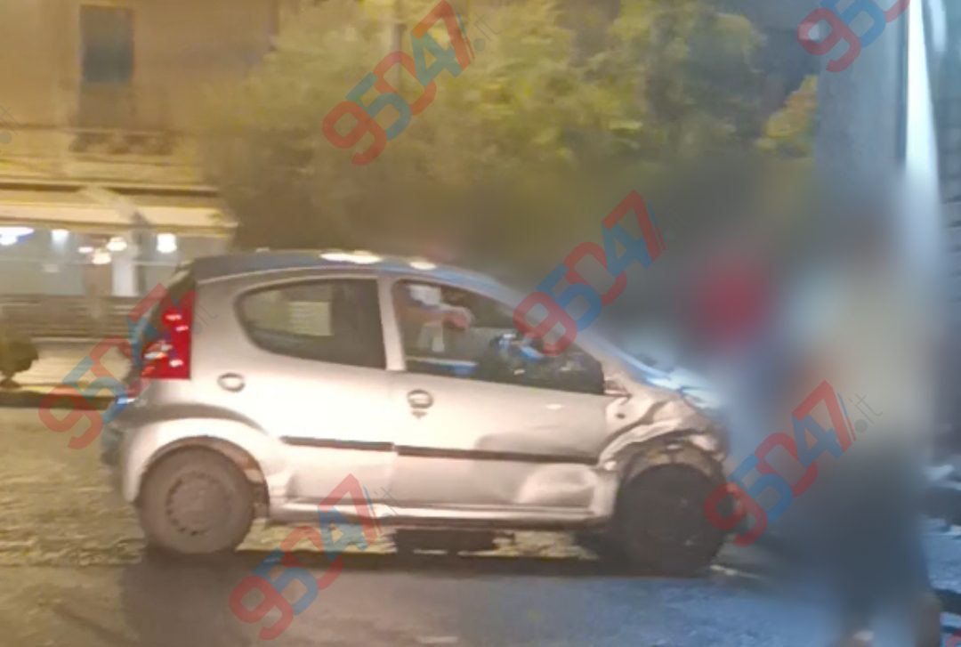 Incidente in serata a Paternò: scontro tra due mezzi in piazza Umberto