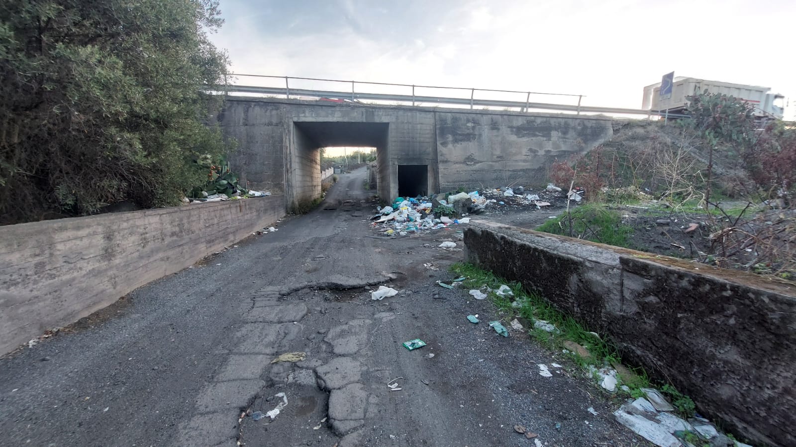 Paternò, emergenza degrado a Scalilli: copertoni e immondizia invadono il sottopasso