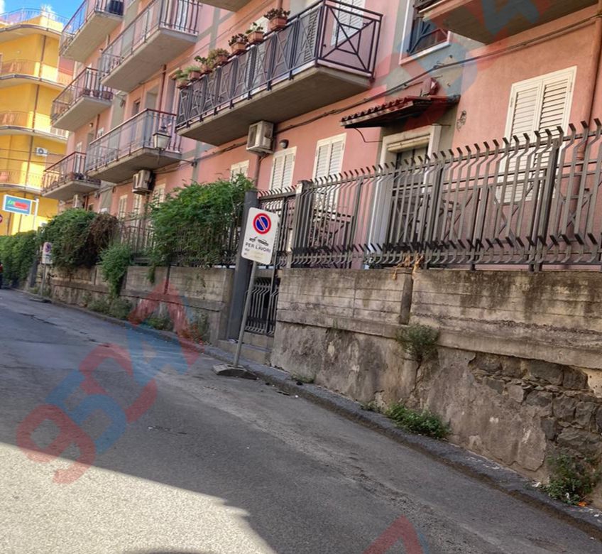 Paternò, il mistero dei lavori fantasma: segnale scaduto, cartelli ancora in strada e lavori mai eseguiti
