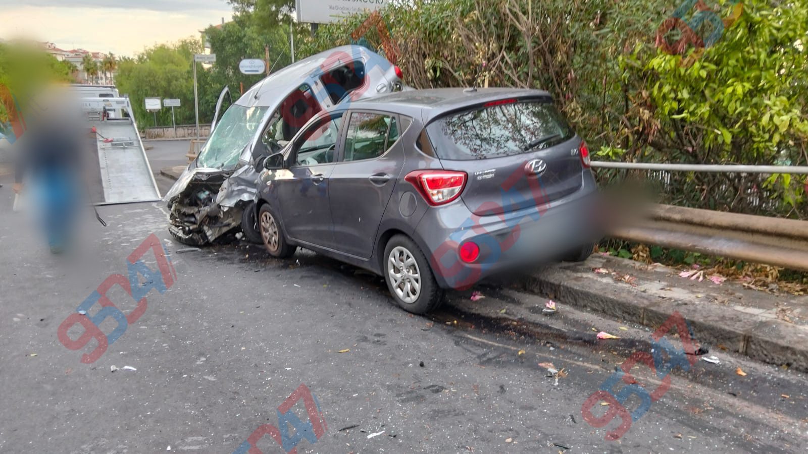 Scontro tra due auto a Tremestieri Etneo: una finisce sul guardrail, una donna ferita