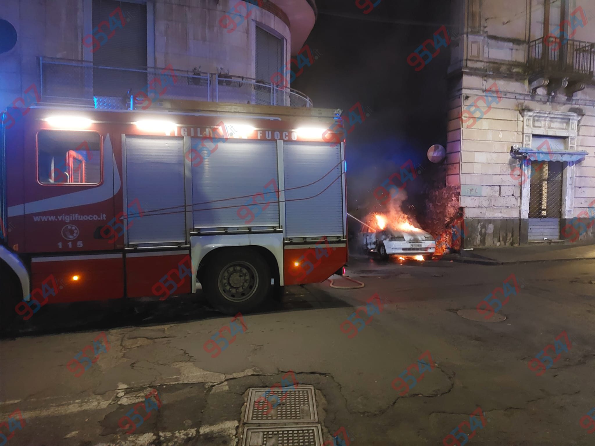 Paternò, due auto in fiamme in poche ore: un caso sospetto di dolo e un corto circuito