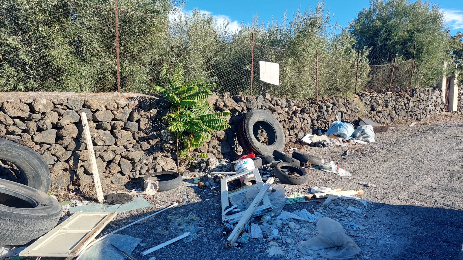 Paternò, emergenza degrado a Scalilli: copertoni e immondizia invadono il sottopasso