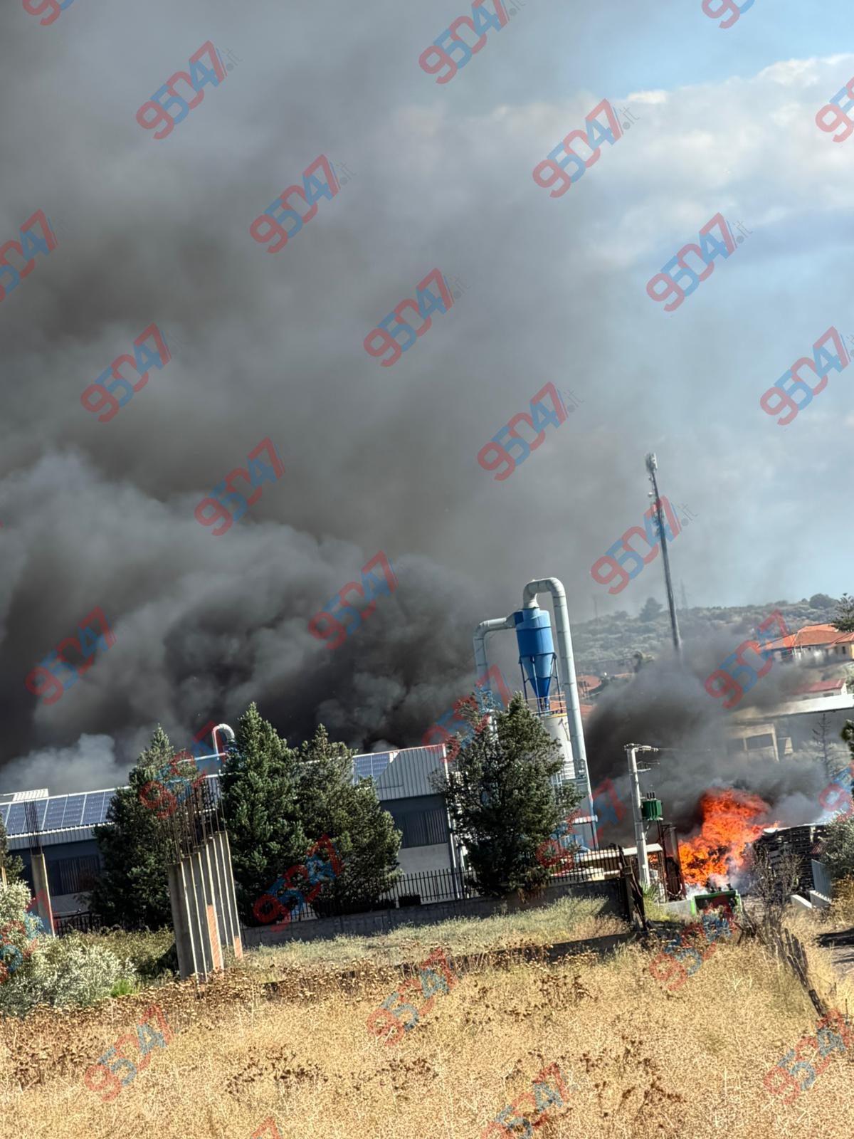 BELPASSO – VASTO INCENDIO A VALCORRENTE: FIAMME IN UNA DITTA DI SMALTIMENTO ELETTRODOMESTICI, PROSEGUONO LE OPERAZIONI DI SPEGNIMENTO. LE FOTO