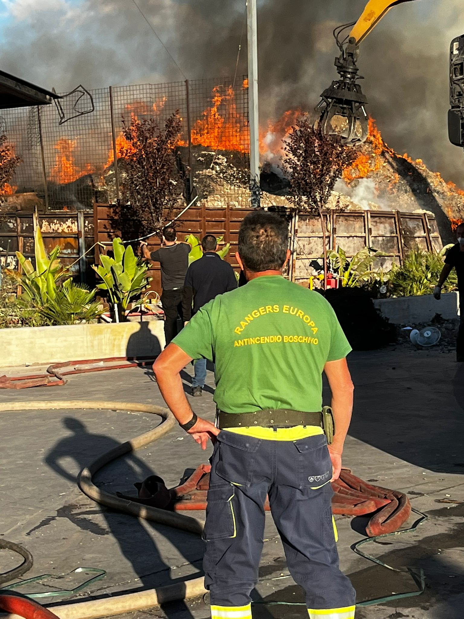 BELPASSO – VASTO INCENDIO A VALCORRENTE: FIAMME IN UNA DITTA DI SMALTIMENTO ELETTRODOMESTICI, PROSEGUONO LE OPERAZIONI DI SPEGNIMENTO. LE FOTO