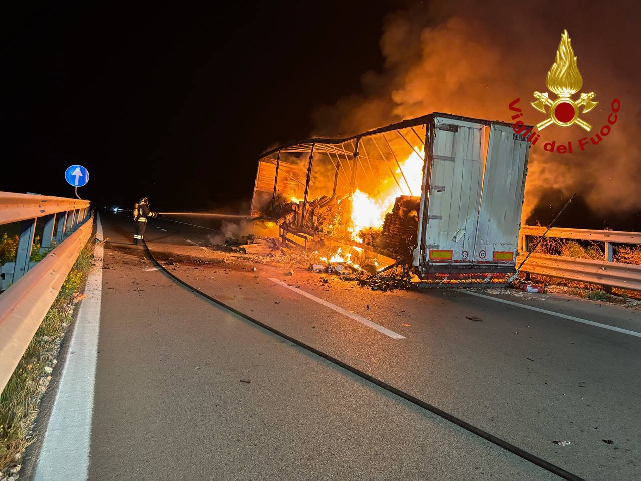 Tir prende fuoco sulla Palermo–Catania: traffico bloccato all’alba