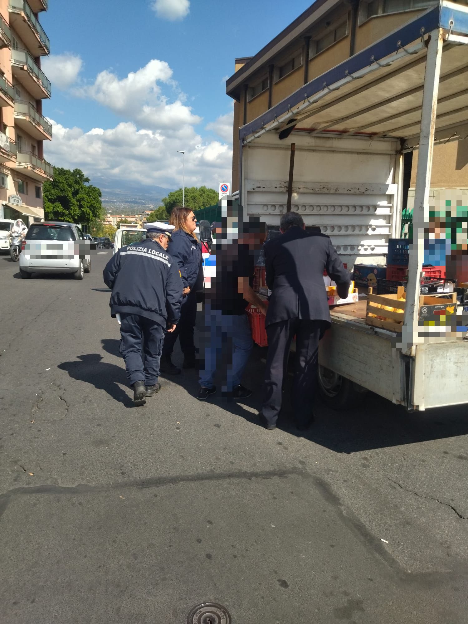 Paternò, controlli della Polizia Municipale: 45 verbali e 2 sanzioni per vendita abusiva di ortofrutta