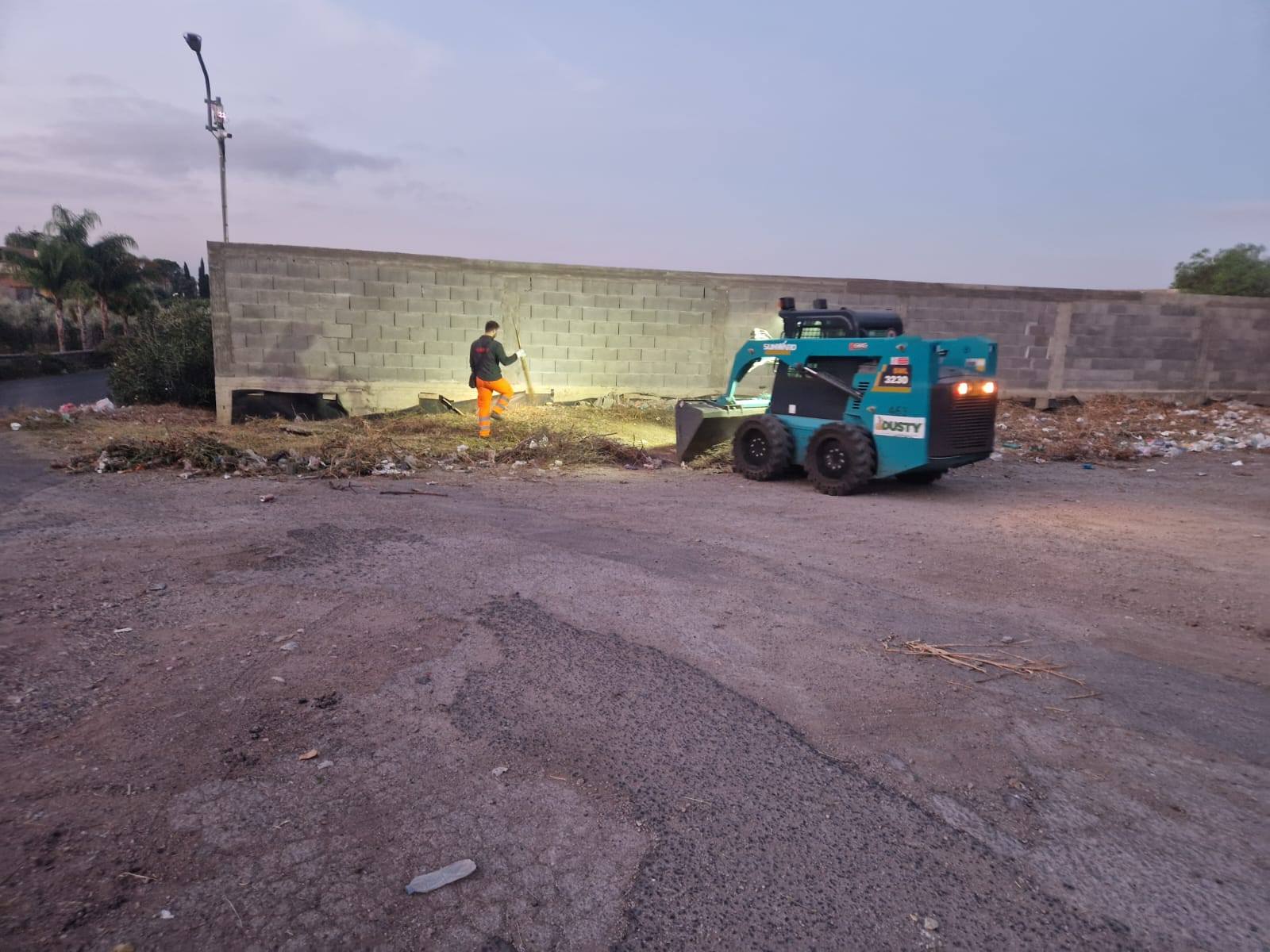 Paternò, piazzale del cimitero nuovo rimesso a nuovo: pulizia straordinaria Dusty