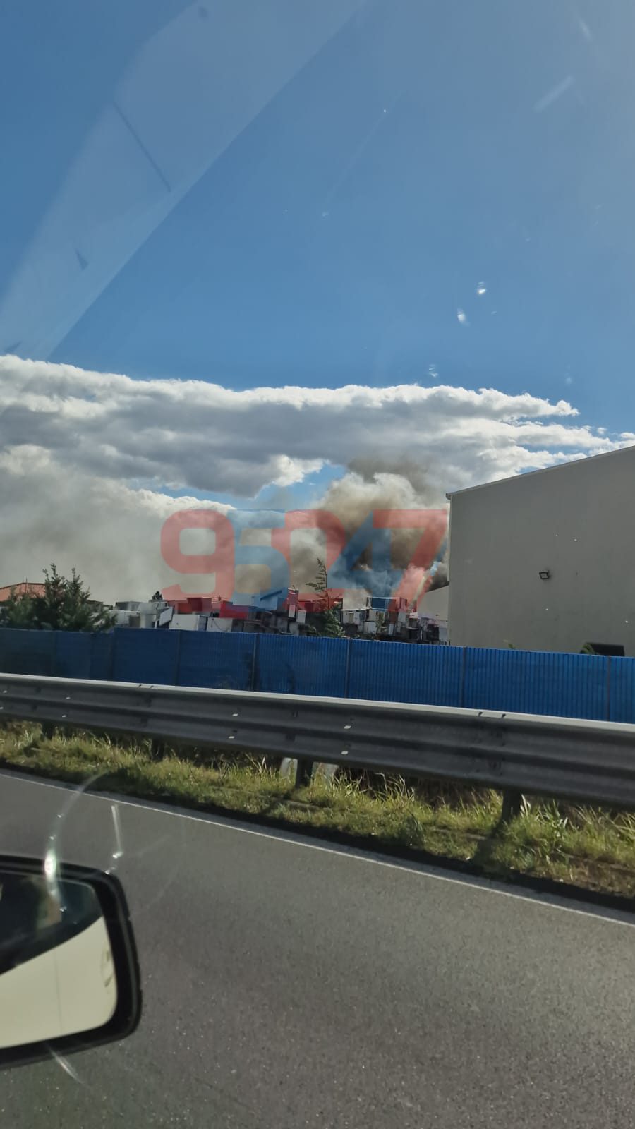 BELPASSO. Incendio in  un capannone di rifiuti speciali, nube nero  visibile da lontano sul posto i Vigili del Fuoco