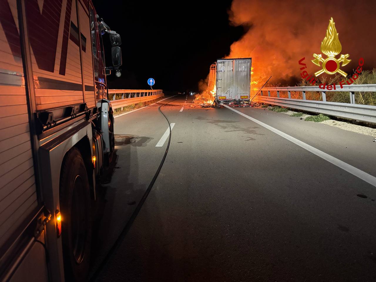 Tir prende fuoco sulla Palermo–Catania: traffico bloccato all’alba