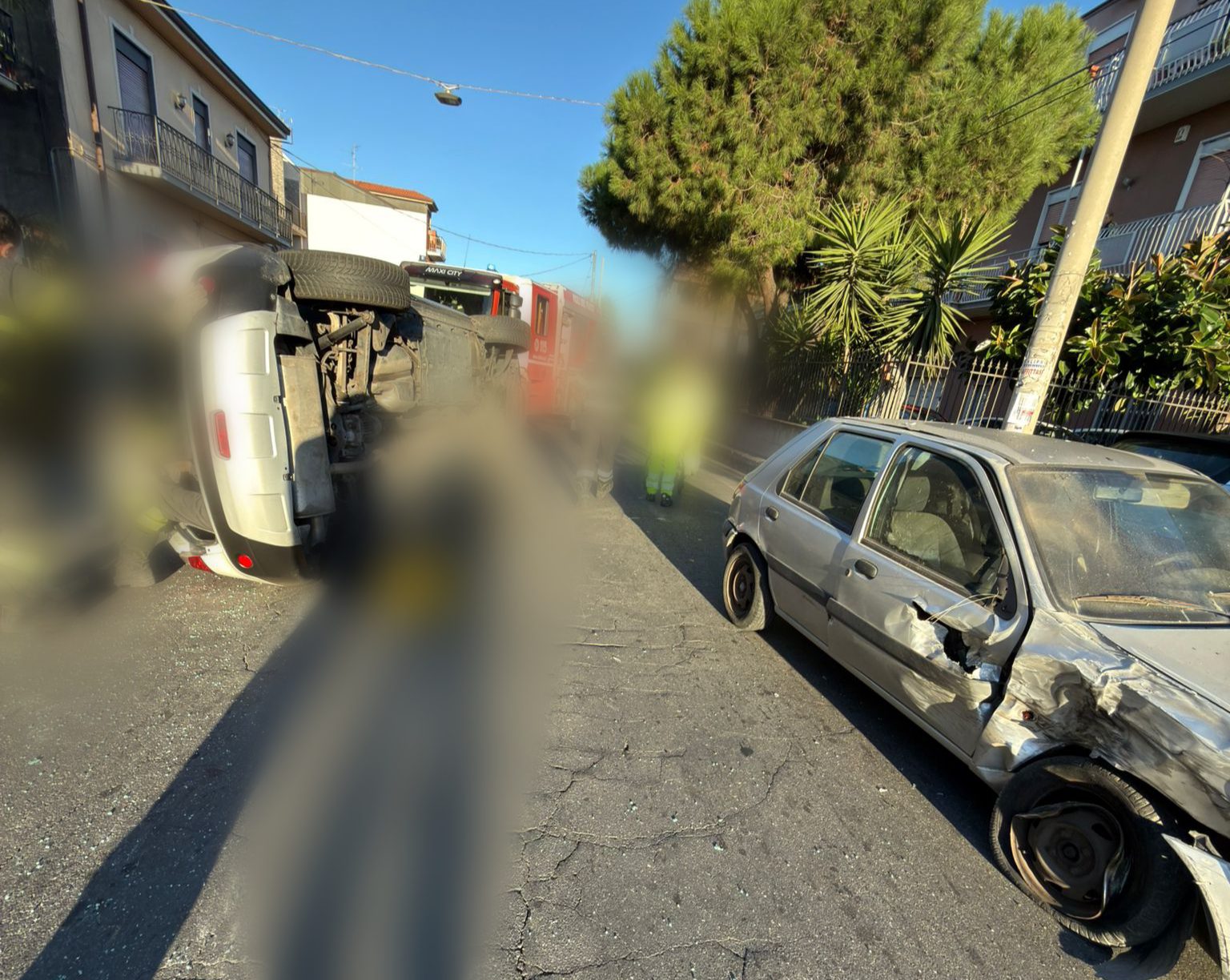 Piano Tavola, violento incidente in via Nazionale: due auto coinvolte, una si ribalta, ferito grave in codice rosso